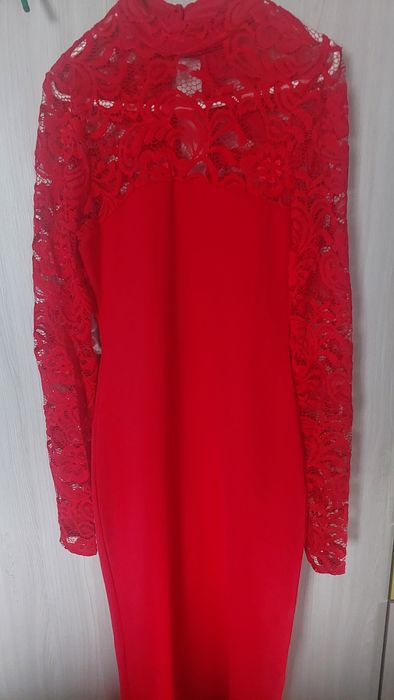 Czerwona suknia z koronką