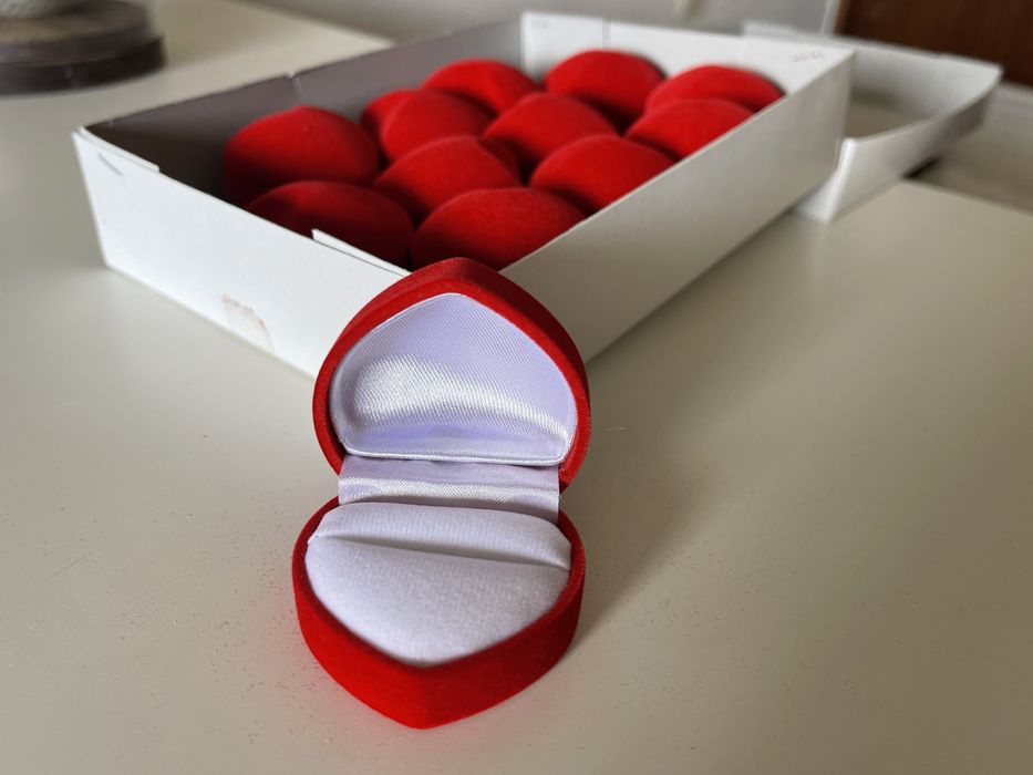Caixa para anel etc. em formato coração vermelho