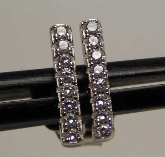 Delikatne srebrne kolczyki patyczki z cyrkoniami sztyfty