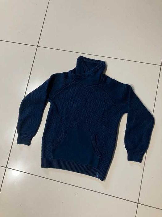 Granatowy sweter dziecięcy Okaïdi z golfem i kieszenią kangura 116 cm