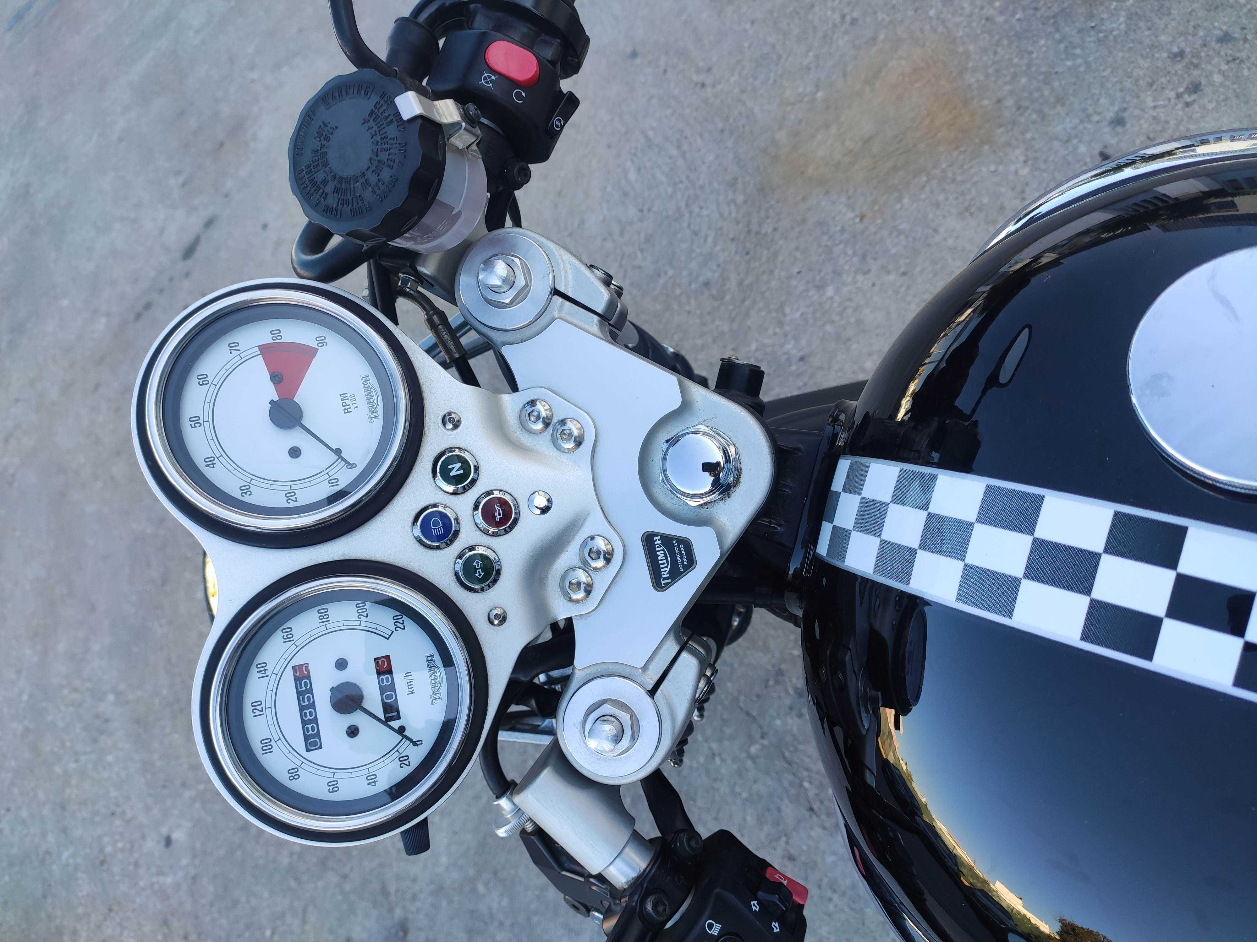 Triumph Thruxton 900