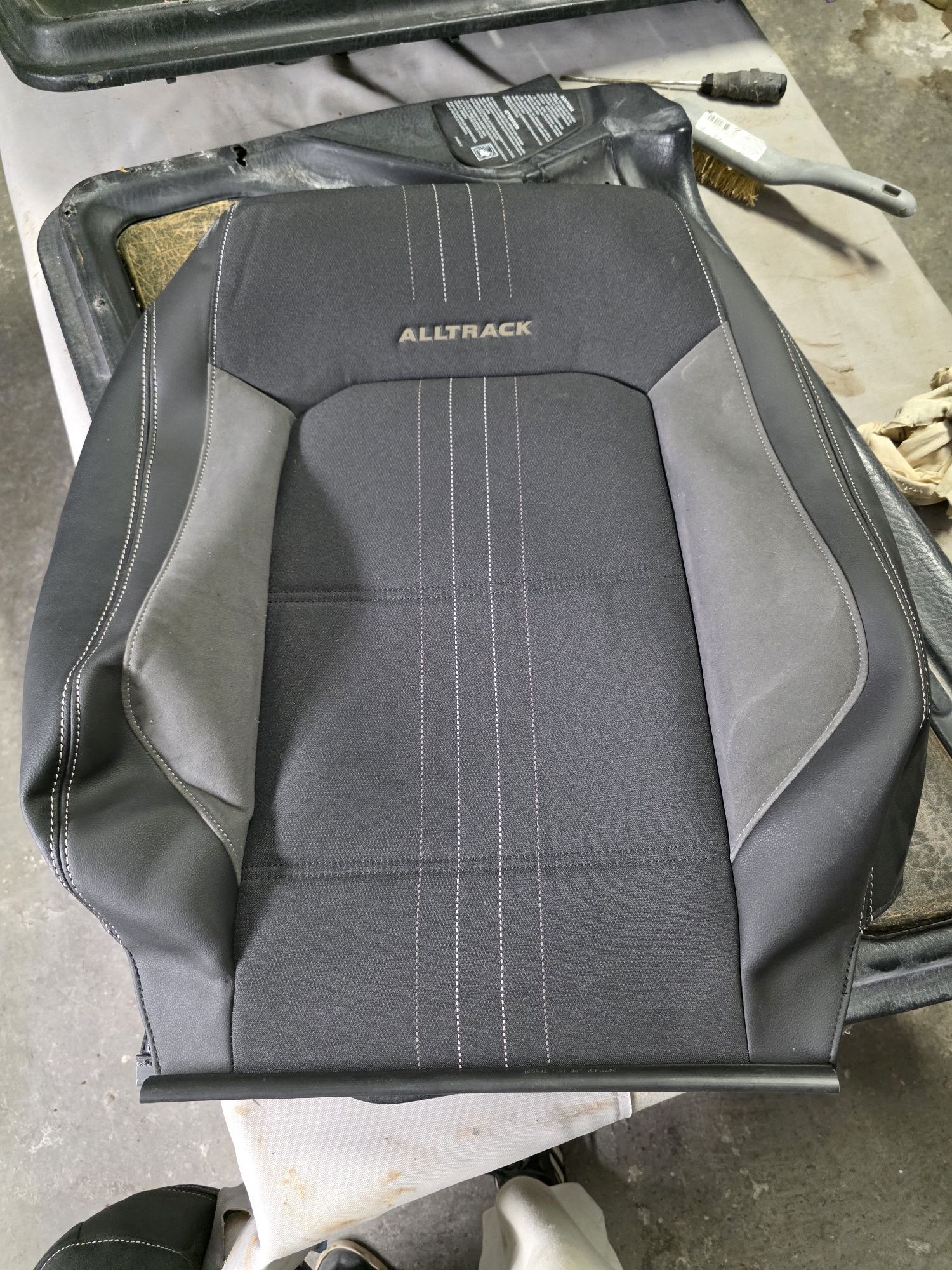 Oryginalna tapicerka siedzenia VW Passat B8 Alltrack – jak nowa 2 szt
