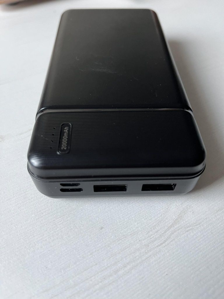 Czarny powerbank 20 000 mAh