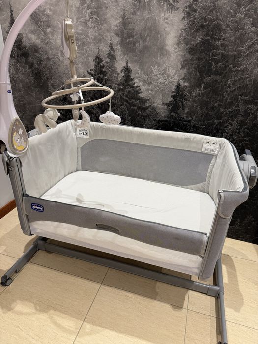 Łóżeczko dostawka chicco z kołyską + karuzela