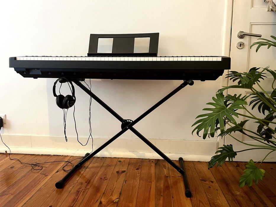 Piano digital Yamaha P-45B + Piano & Music sheet stands + Headphones