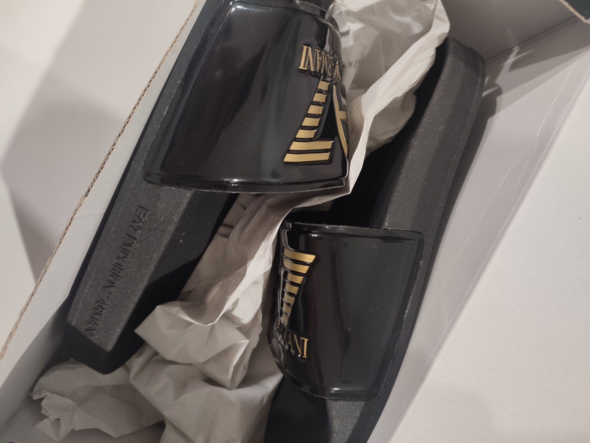 Klapki Emporio Armani.