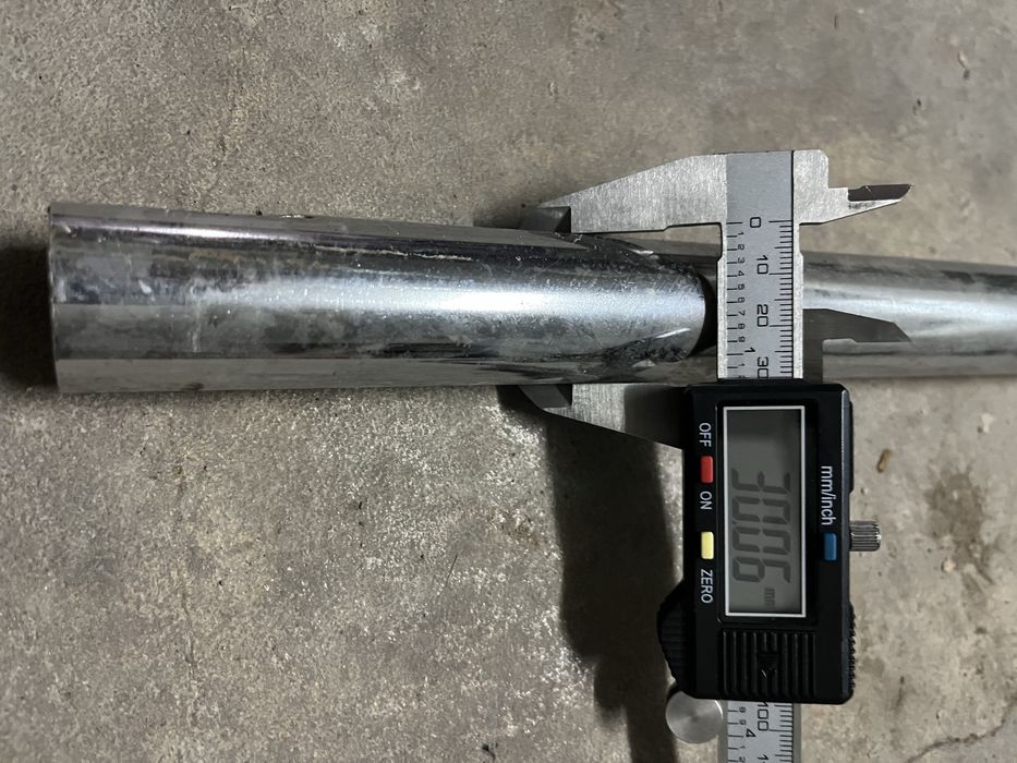 Tubos de metal com rodas