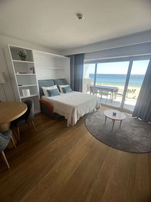 Apartamento na 1.ª linha com garagem e piscina
