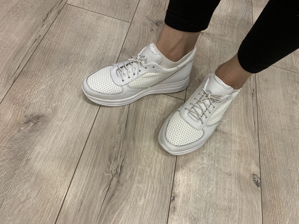 Білі кросівки нові