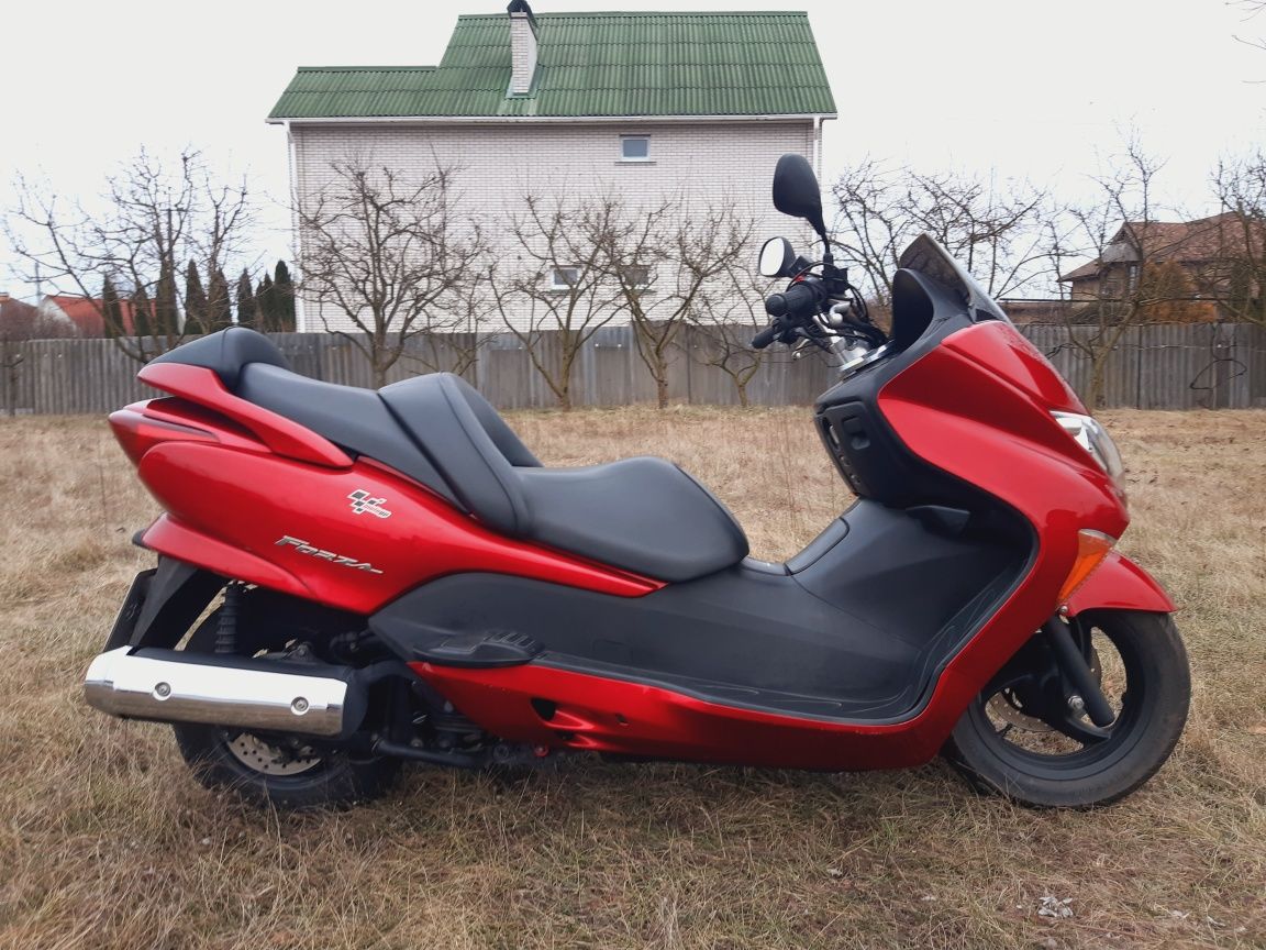 Максискутер Honda Forza MF08.