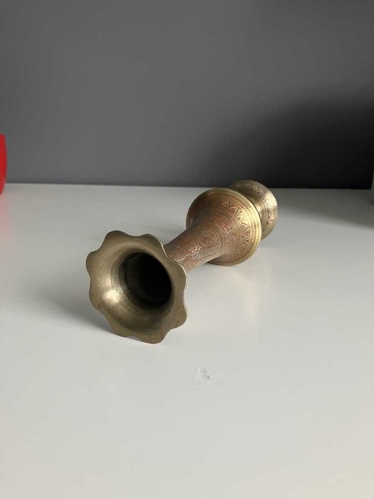 Wazonik grawerowany z mosiądzu z Indii