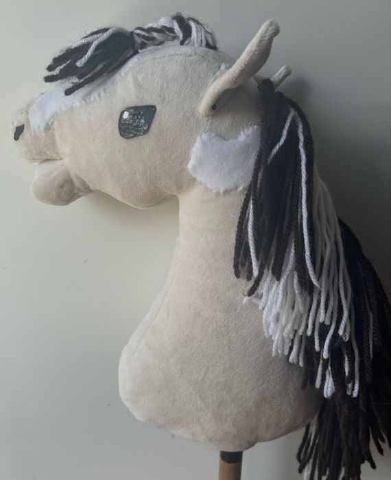 Kremowy jasny hobby horse łatciaty