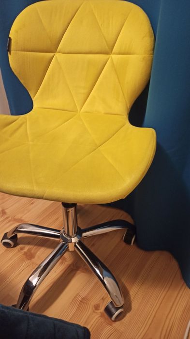 Żółty fotel obrotowy