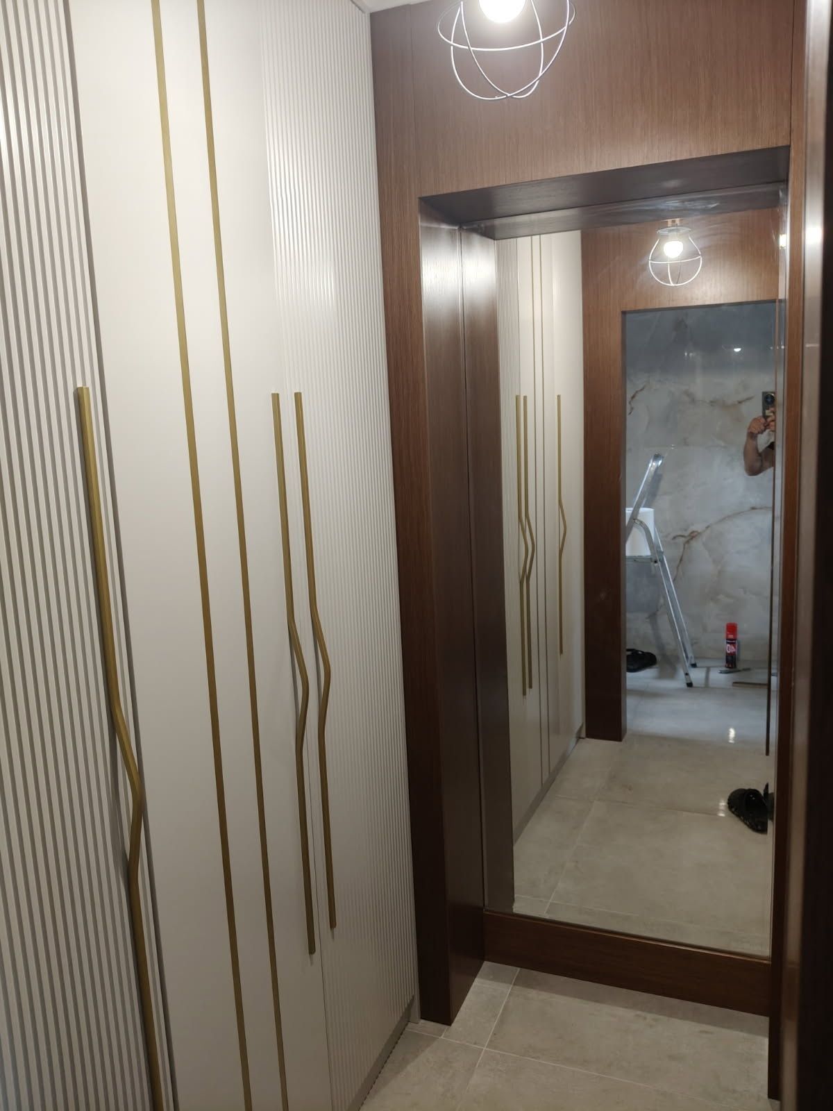 Twoja kuchnia.Meble na wymiar z lamelami i złotymi do