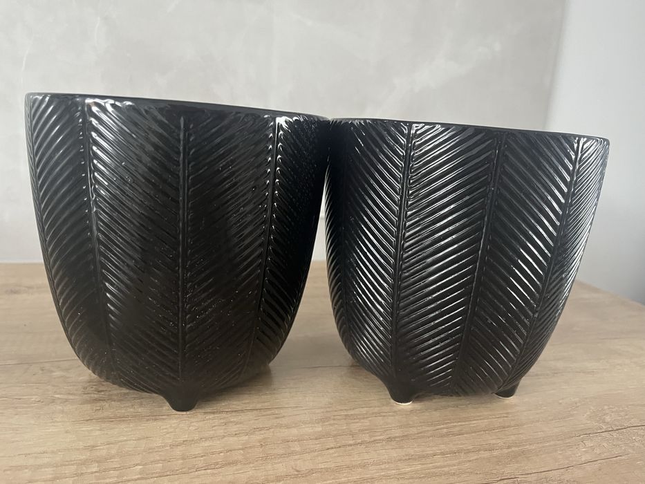 Czarne doniczki osłonki na kwiaty