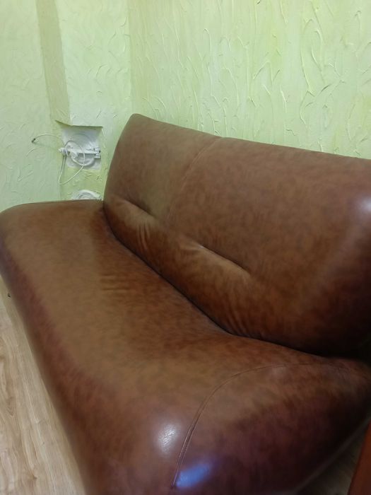 Продам диван  офісний.