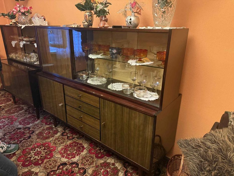 Zestaw mebli kredens z nadstawka i duza szafa ubraniowa