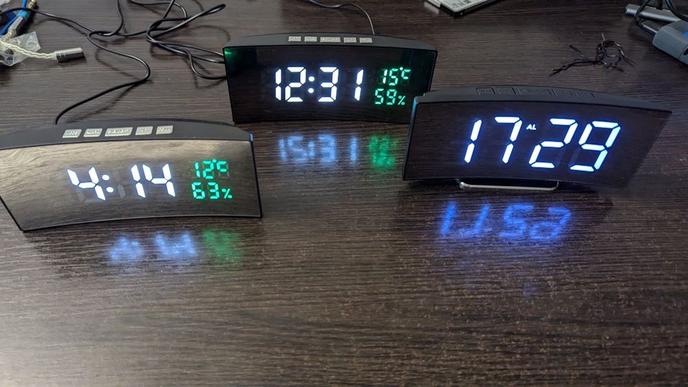 Светодиодные зеркальные электронные часы.