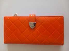 Pomarańczowy portfel pikowany duży pojemny na zatrzask