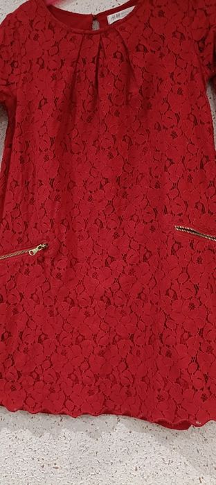 Piękna czerwona sukienka dla dziewczynki