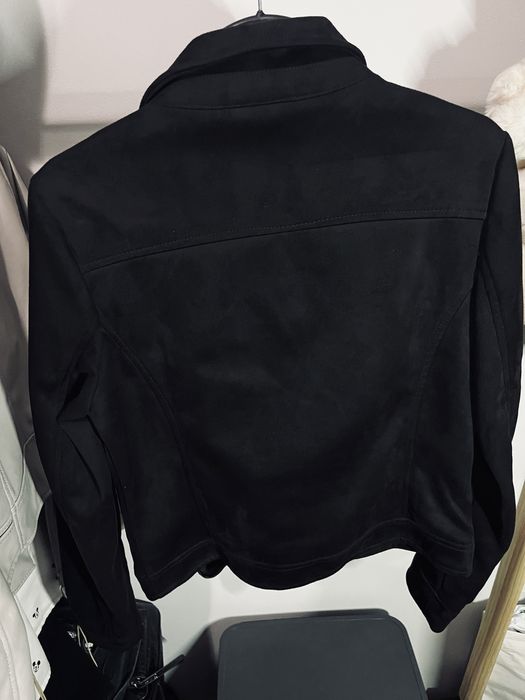 Zamszowa kurtka esmara czarna z frędzlami