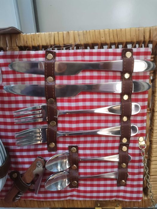 Walizka piknikowa, duża,zadbana, wym. 46x30x21 cm, komplet na 4 osoby