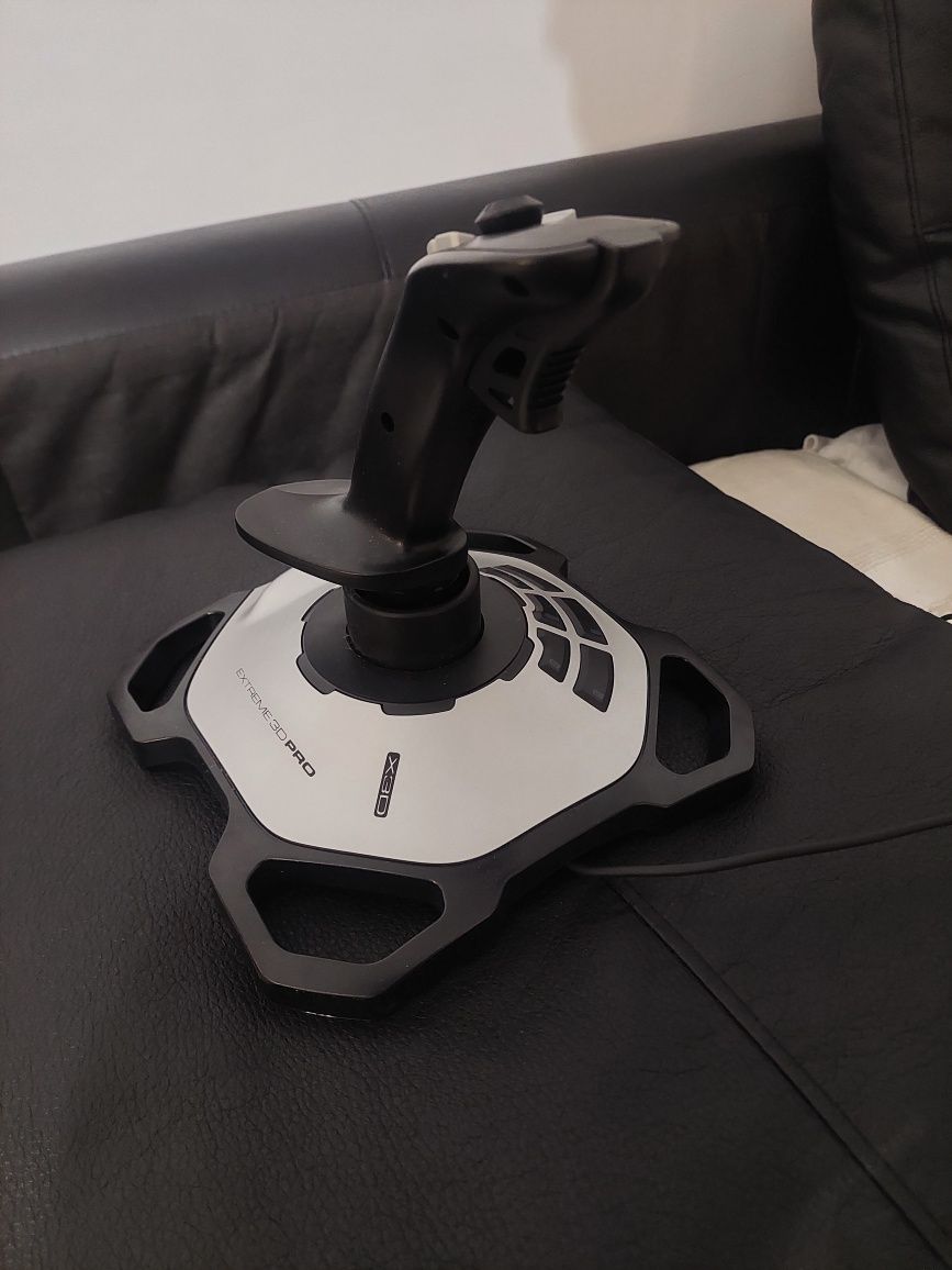 Joystick Logitech Extreme 3D Pro
W ko