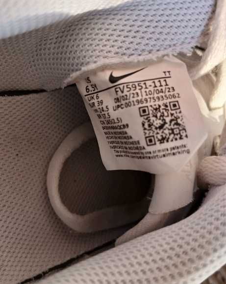 Damskie białe trampki Nike, rozmiar 39