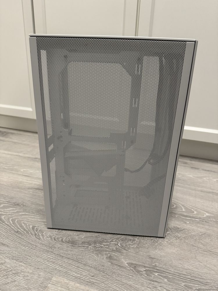Obudowa meshlicious biała itx z kablem pcie 4.0 w kolorze białym