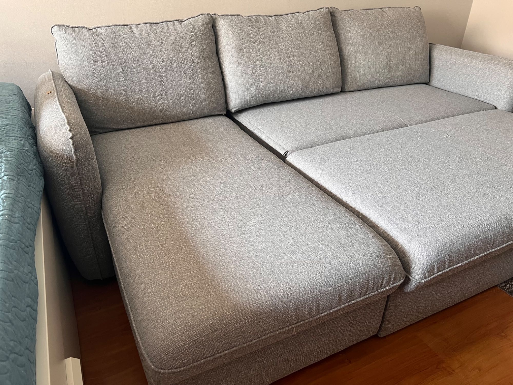 Sofá cama, com armazenamento da marca gato preto . Como novo.