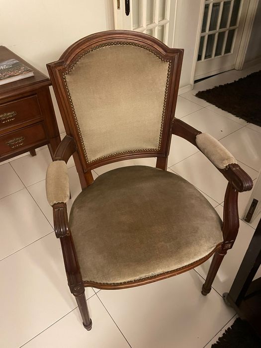 Cadeirão de Madeira com Estofo em Tecido