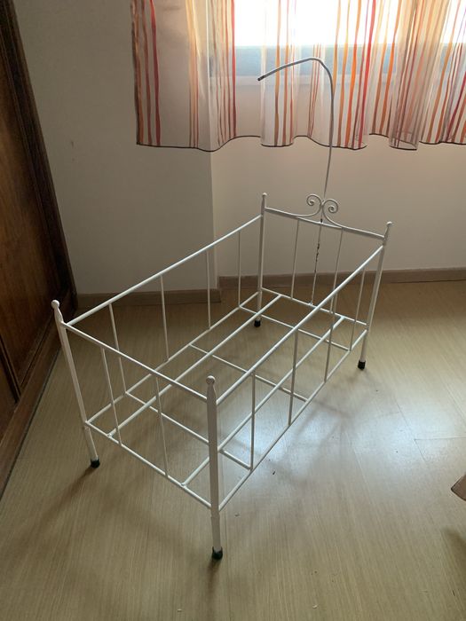 Berço antigo em ferro pintado