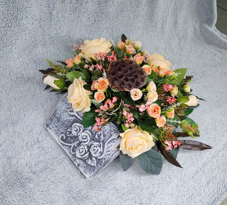 Stroik na grób cmentarz książka róże nr 8