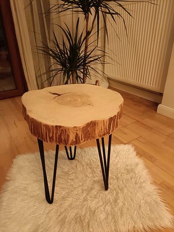 Stolik kawowy z plastra pnia drewna