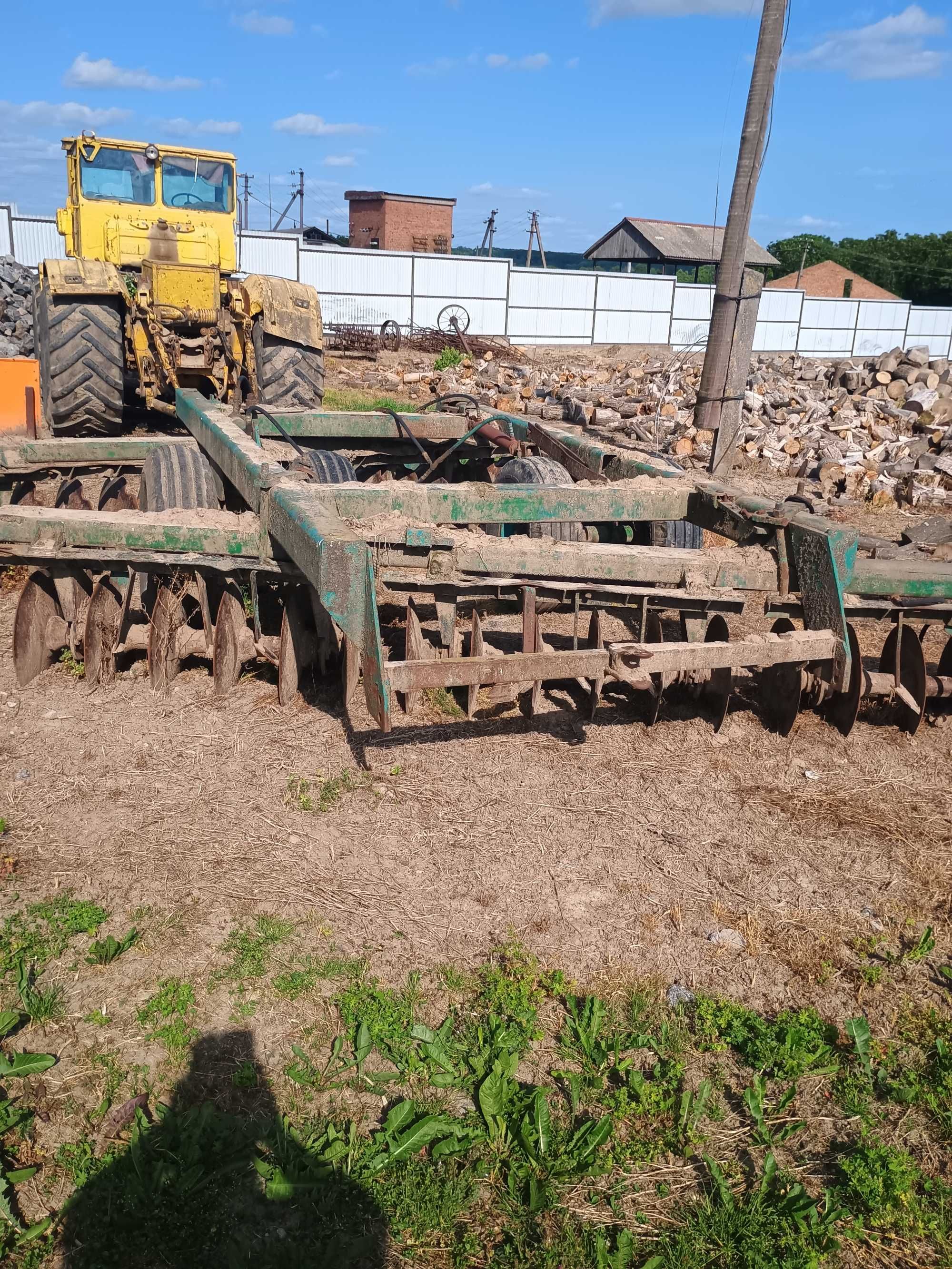 К-700 і дискова борона