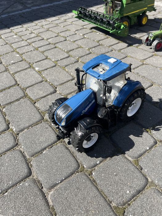 Traktor New Holand zabawka