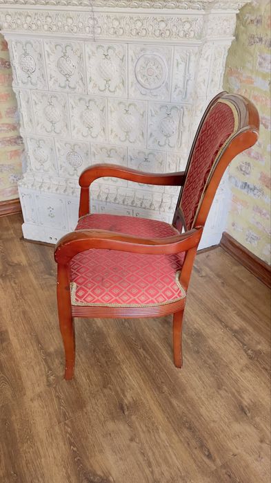 Stylowe tapicerowane krzesła z litego drewna.