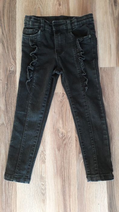Czarne spodnie jeansy rurki falbanka