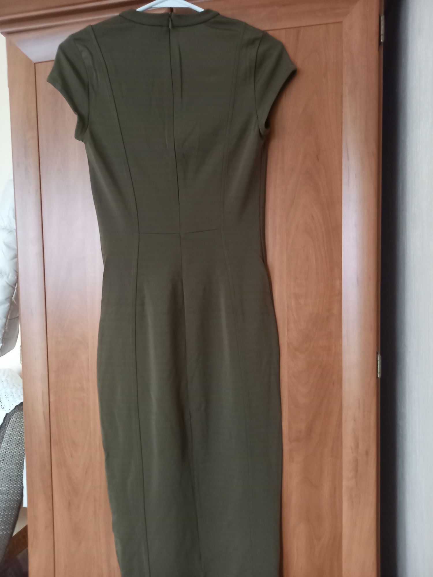 Oliwkowa długa sukienka z krótkim rękawkiem firmy H&M rozmiar S