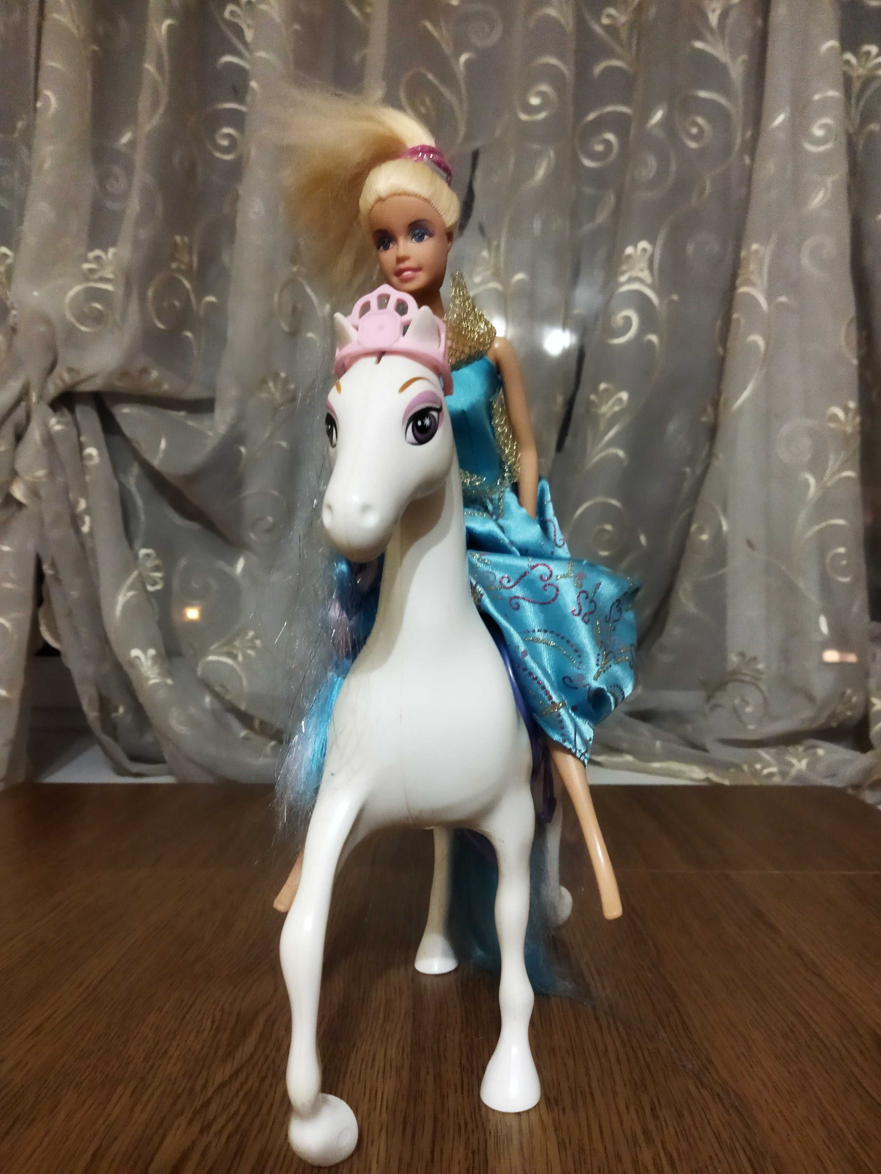 Лялька принцеса на коні