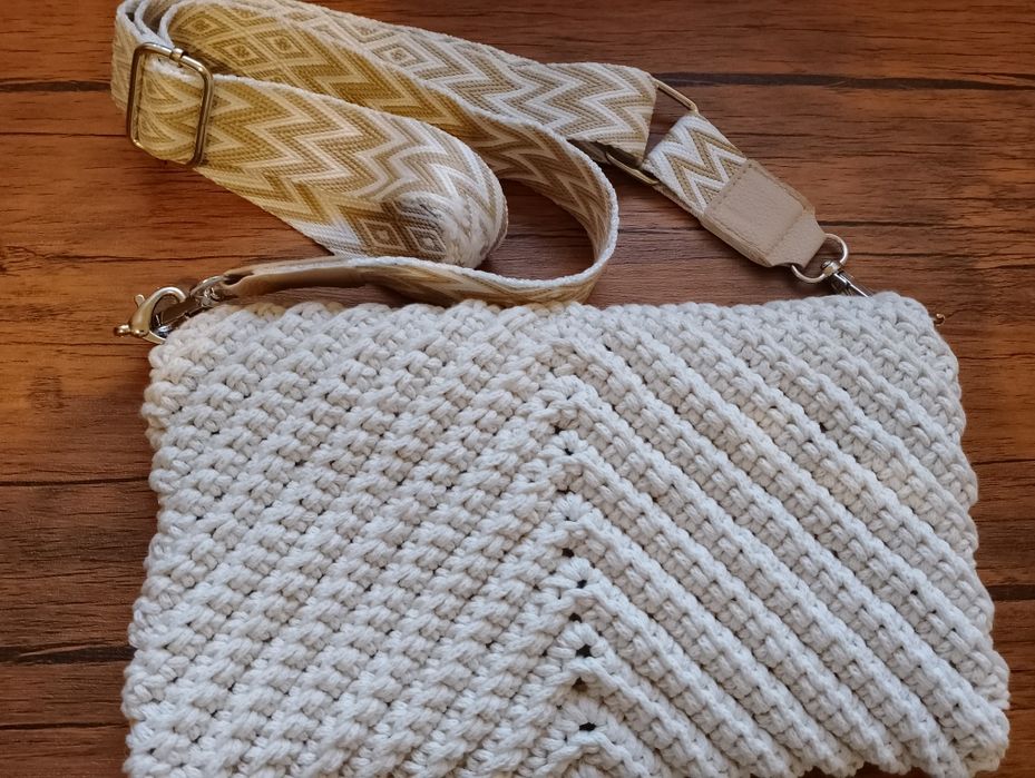 Nowa jasna torebka wykonana na szydełku