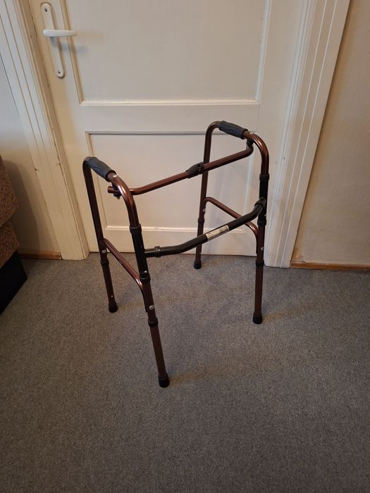 Chodzik dla seniora, osoby niepełnosprawnej