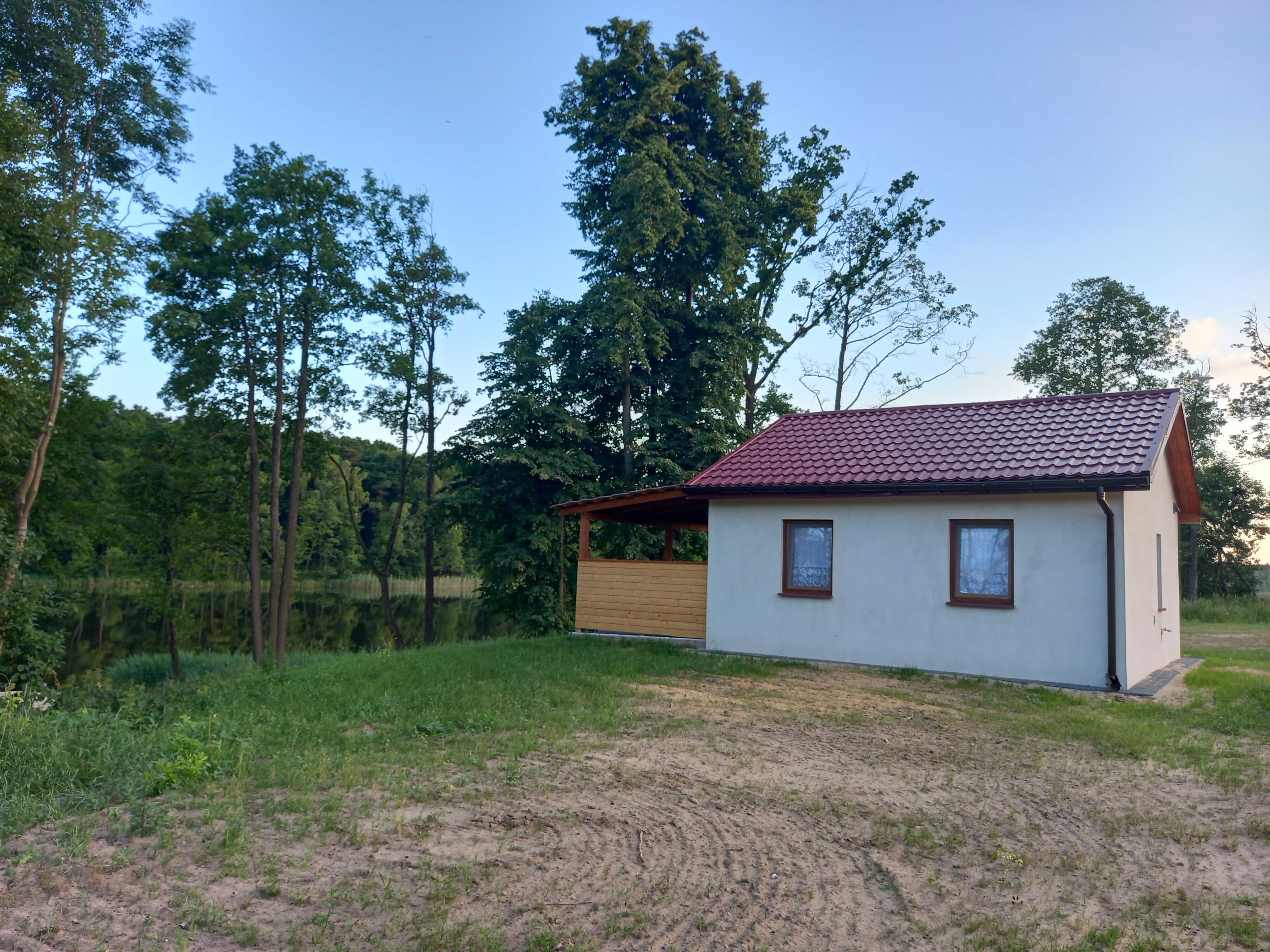 Domek nad jeziorem z własną linią brzegową i pomostem   ryby grzyby.