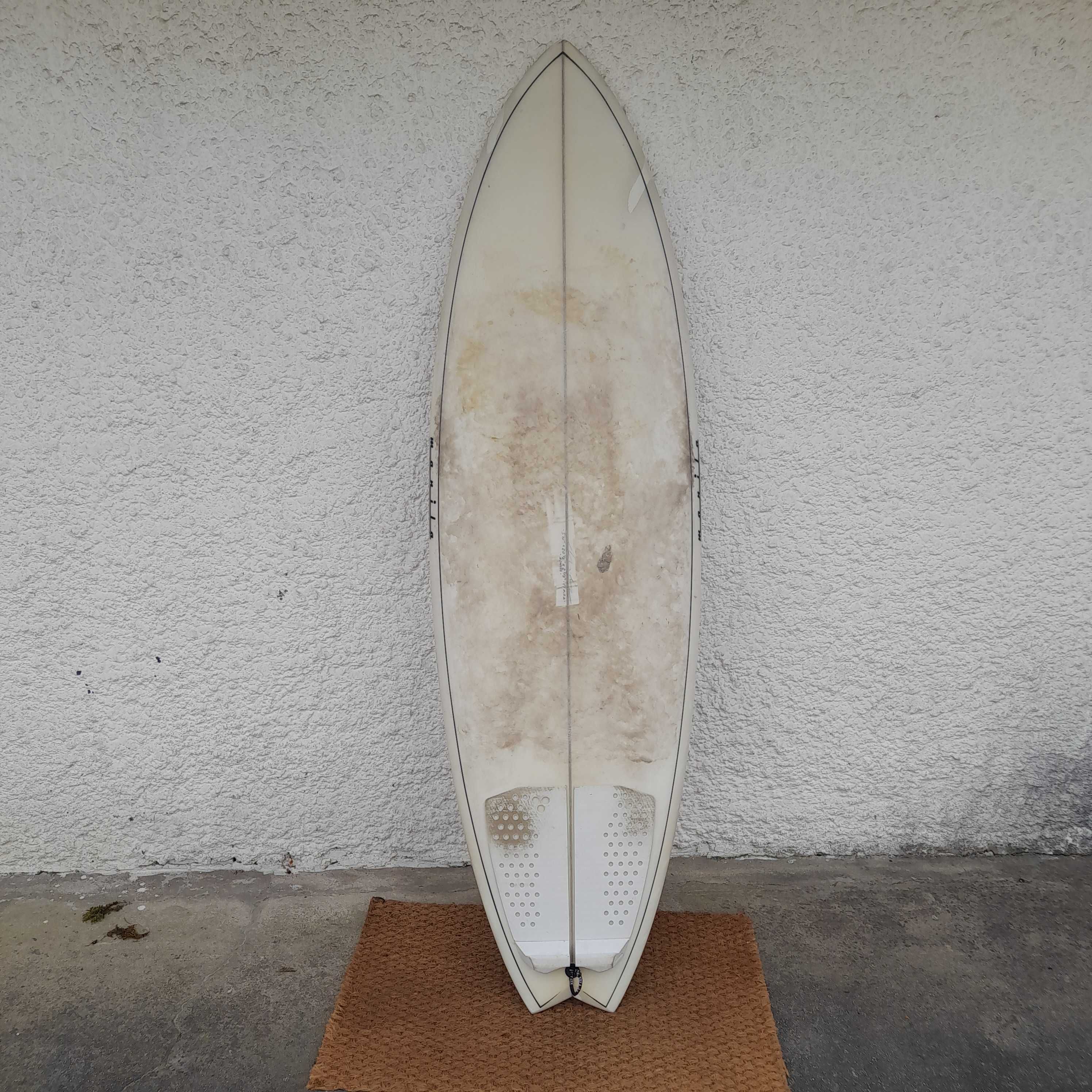 Prancha twin fin Manila surf designs 5´10´´