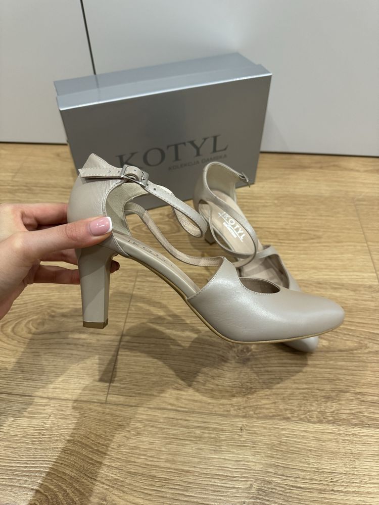 Buty ślubne kotyl perłowe rozmiar 39