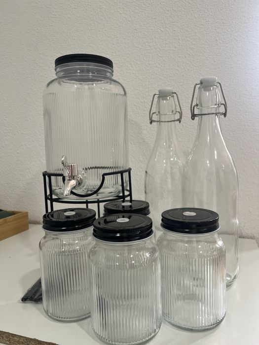 Despensador de bebidas com 4 copos