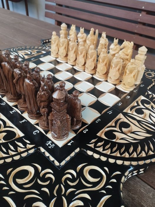 Шахи - нарди - шашки різьблені, ручної роботи. Розмiр 70 на 70 см.