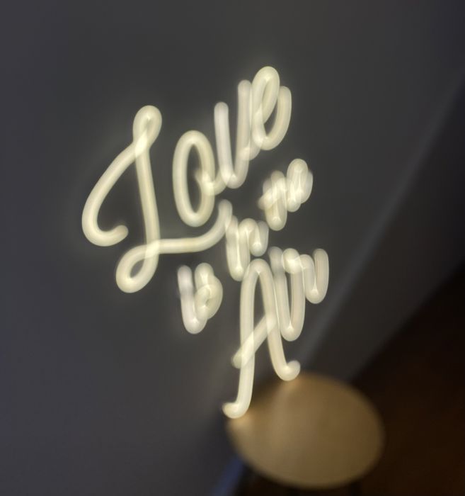 Neon na wesele, napis Love is in the Air, oświetlenie led, ledon