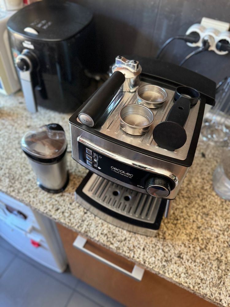 Cafeteira com Moedor de Grãos