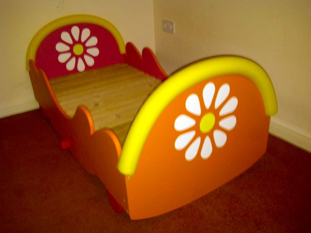 Cama de madeira para crianças. Wooden Upsy Daisy Kids Bed.